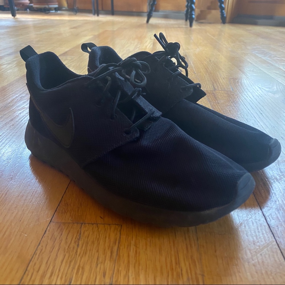 Nike Roshe One black shoe